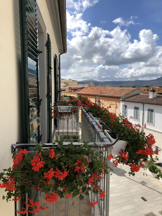 Le Residenze Del Centro Aparthotel Olbia Bagian luar foto